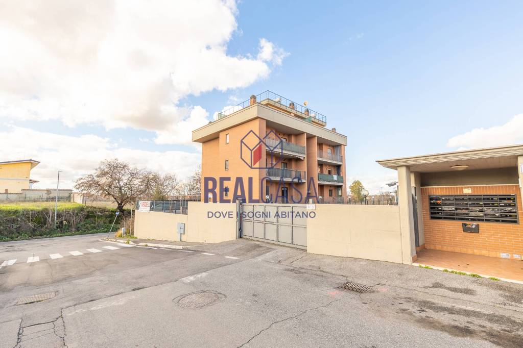 appartamento in vendita a Roma in zona Lunghezza