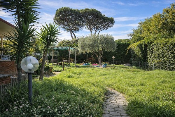 casa indipendente in vendita a Roma in zona Casal Palocco