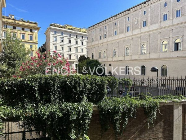 appartamento in vendita a Roma in zona Rione Regola