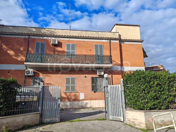 appartamento in vendita a Roma in zona Torre Angela