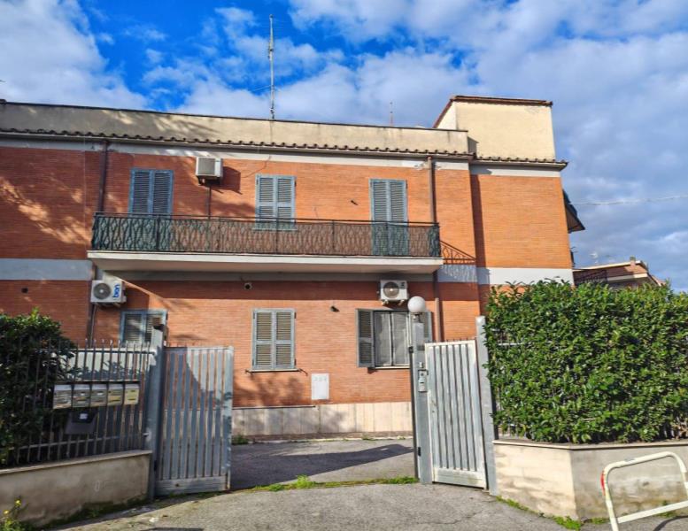 appartamento in vendita a Roma in zona Torre Angela