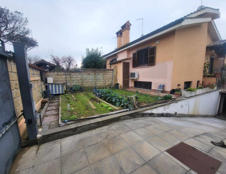 casa indipendente in vendita a Roma in zona Infernetto