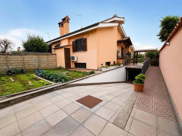 casa indipendente in vendita a Roma in zona Infernetto