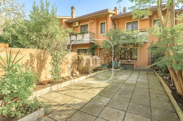 casa indipendente in vendita a Roma in zona Osteria del Curato