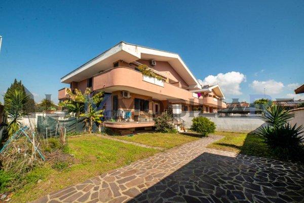 casa indipendente in vendita a Roma in zona Infernetto