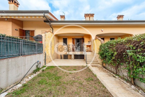 casa indipendente in vendita a Roma in zona Lunghezza