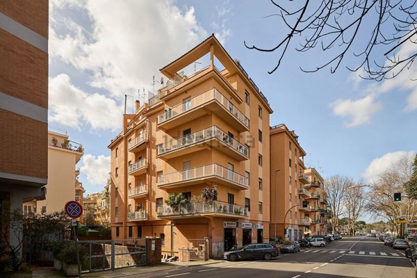 appartamento in vendita a Roma in zona Ardeatino