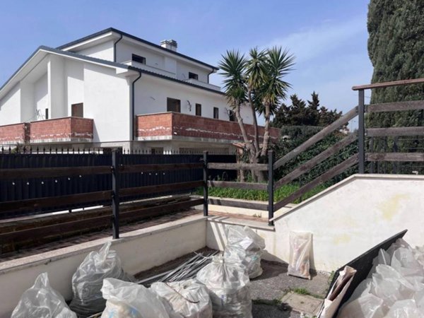 appartamento in vendita a Roma in zona Ostia Antica