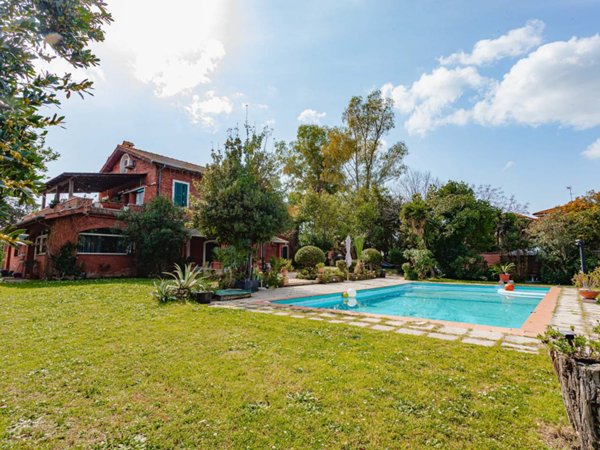 casa indipendente in vendita a Roma in zona Acilia