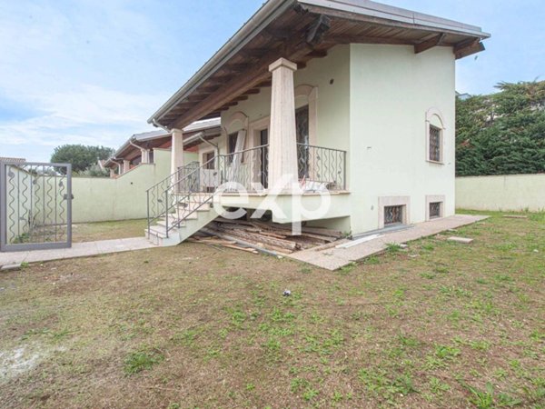 casa indipendente in vendita a Roma in zona Infernetto