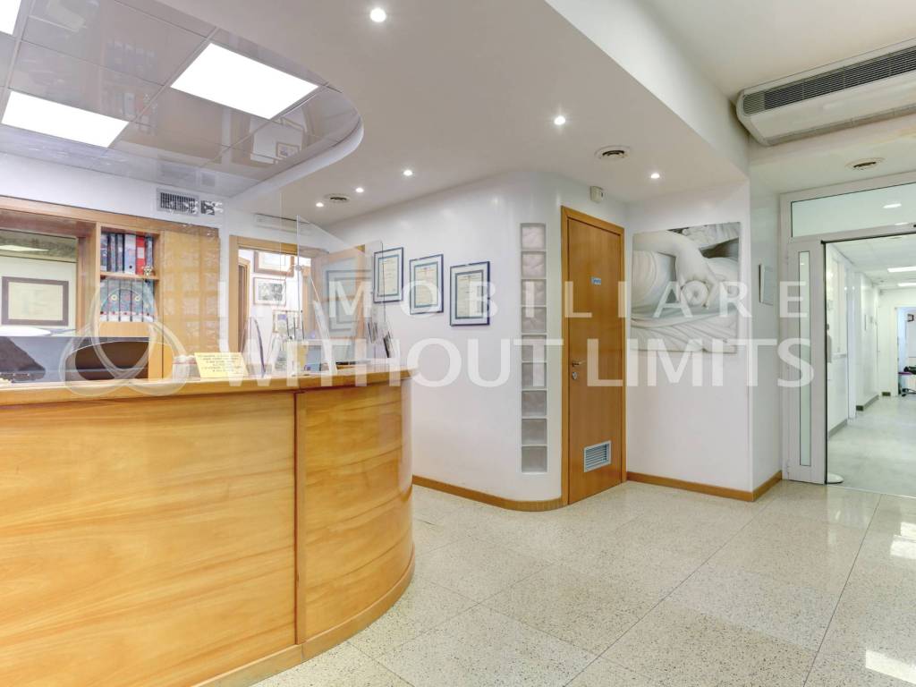 negozio in vendita a Roma in zona Tuscolano