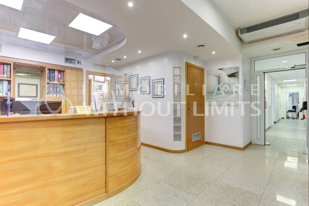 negozio in vendita a Roma in zona Tuscolano