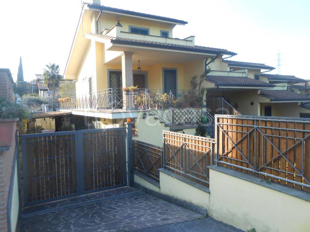 casa indipendente in vendita a Roma in zona Valle Muricana