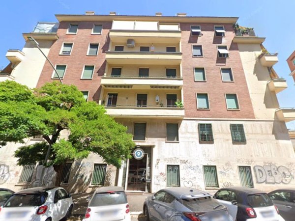 locale commerciale in vendita a Roma in zona Tuscolano