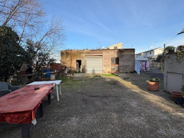 locale commerciale in vendita a Roma in zona Lunghezza