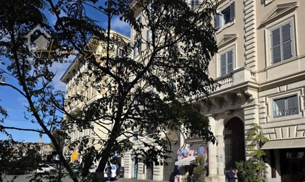 negozio in vendita a Roma in zona Rione Regola
