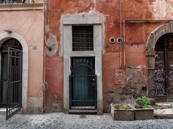 locale di sgombero in vendita a Roma in zona Rione Regola