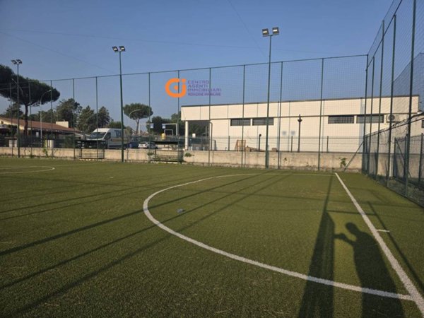 negozio in vendita a Roma in zona Finocchio