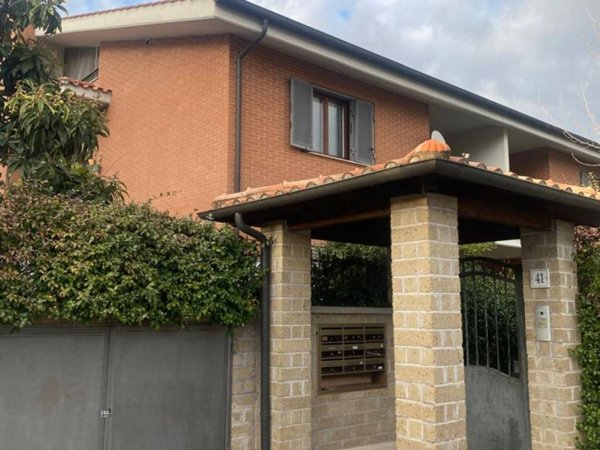 appartamento in vendita a Roma in zona Lunghezza