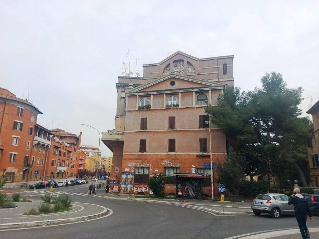 appartamento in vendita a Roma in zona Ostiense