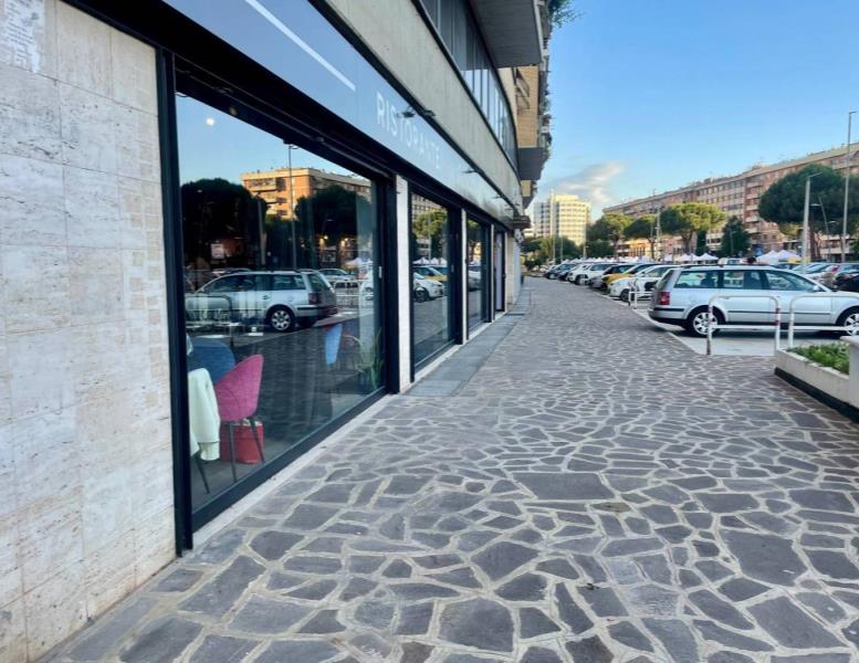 negozio in vendita a Roma in zona Cinecittà