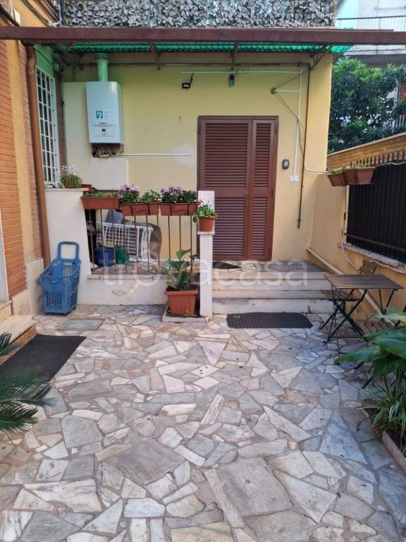 appartamento in vendita a Roma in zona Torre Angela