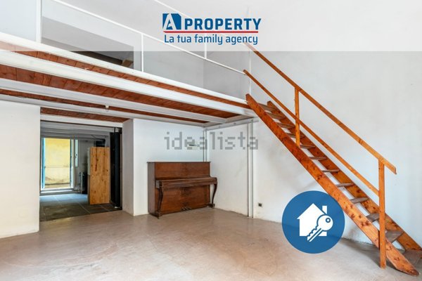 locale commerciale in vendita a Roma in zona Tuscolano