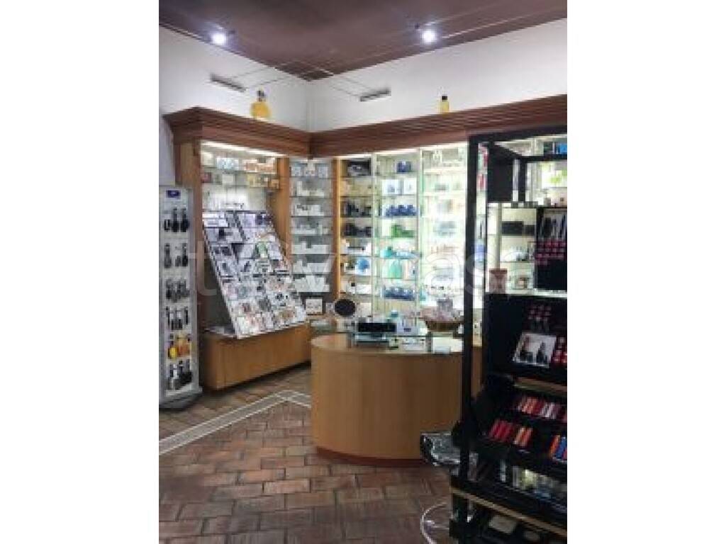 negozio in vendita a Roma in zona Rione Regola
