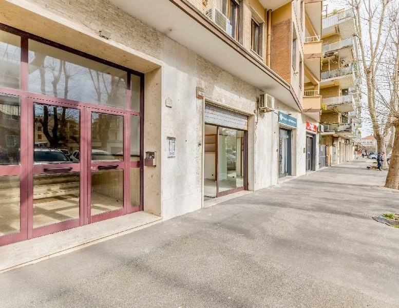 negozio in vendita a Roma in zona Ostia