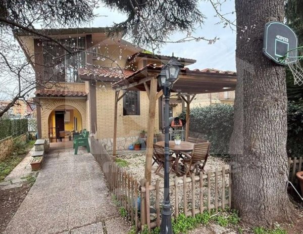 casa indipendente in vendita a Roma in zona Trigoria