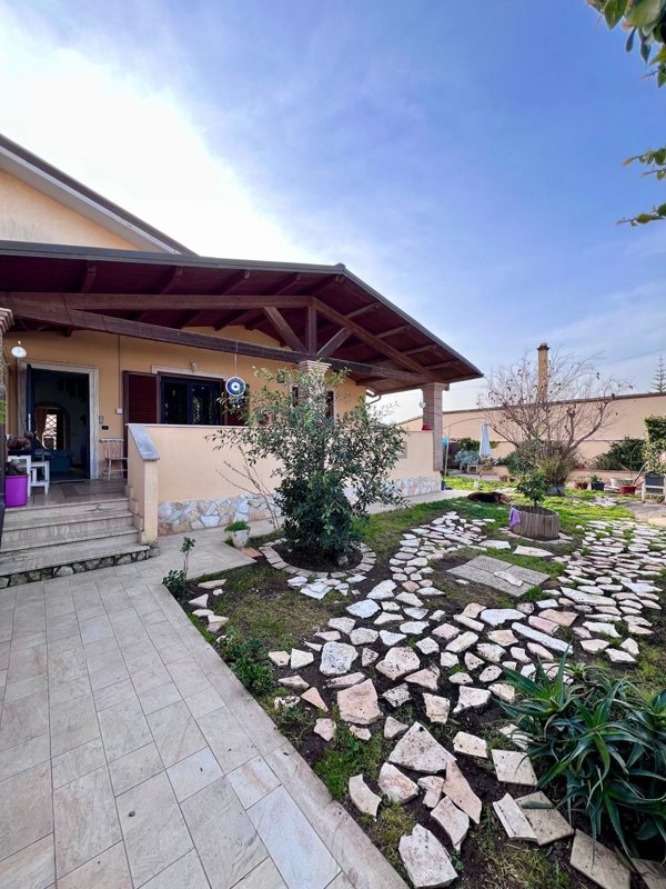 casa indipendente in vendita a Roma in zona Ostia Antica