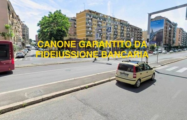 negozio in vendita a Roma in zona Ponte Mammolo