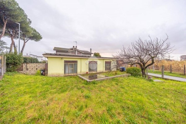 negozio in vendita a Roma in zona Case Rosse