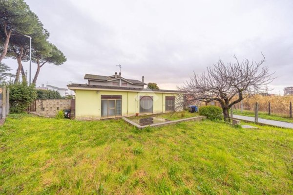 negozio in vendita a Roma in zona Case Rosse