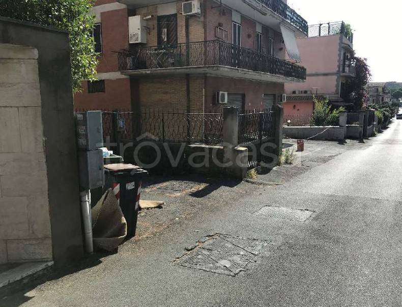 negozio in vendita a Roma in zona Torre Angela