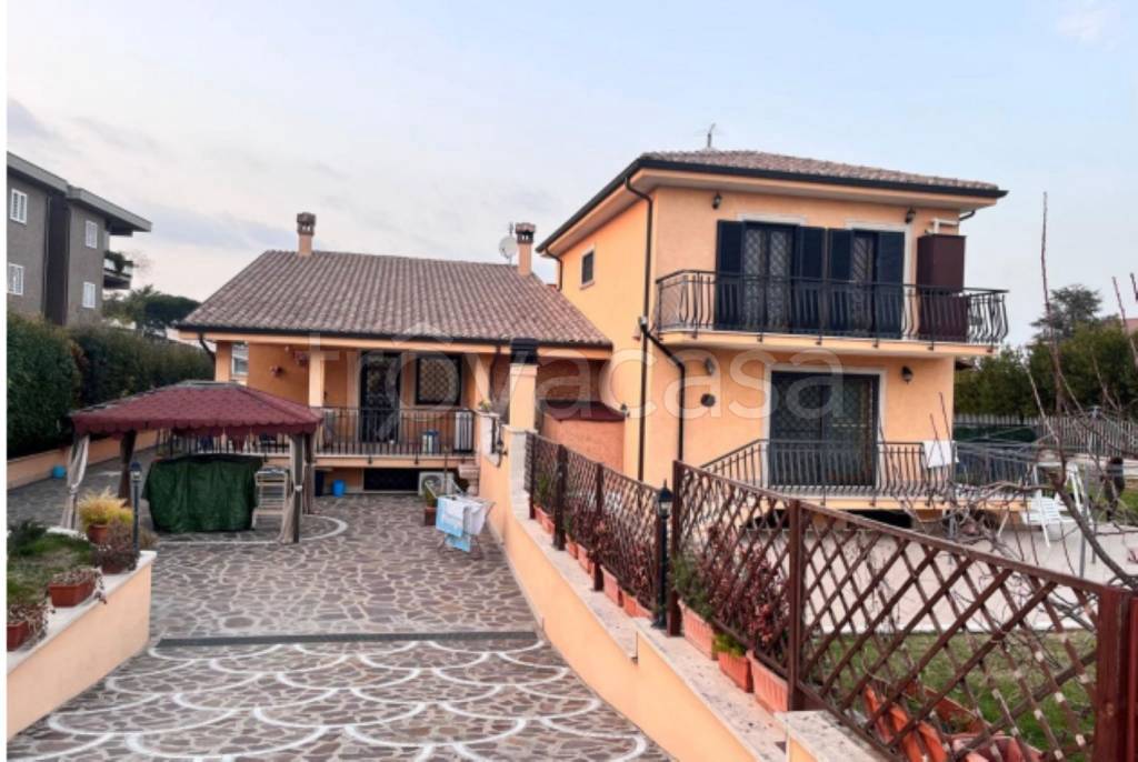 appartamento in vendita a Roma in zona Torre Spaccata