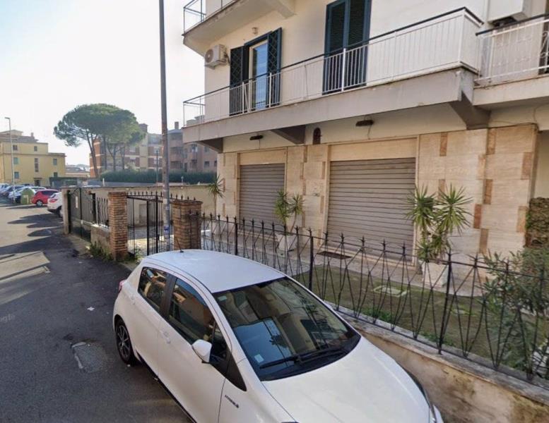 locale commerciale in vendita a Roma in zona Torre Maura