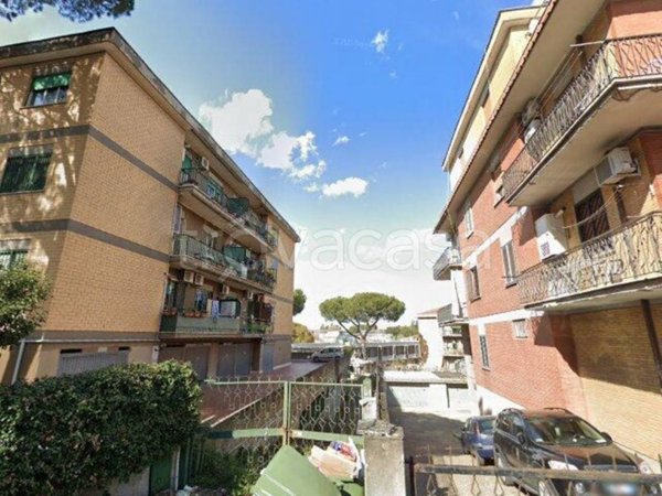 negozio in vendita a Roma in zona Torre Angela