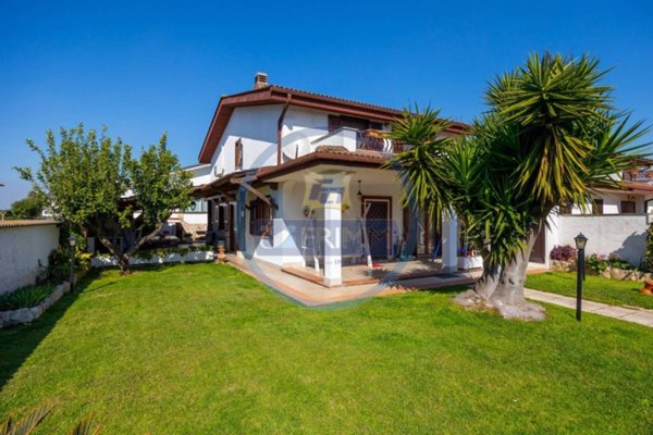 casa indipendente in vendita a Roma in zona Casal Palocco