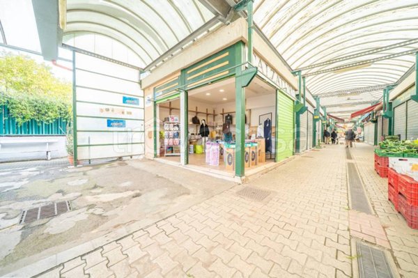 negozio in vendita a Roma in zona Cinecittà