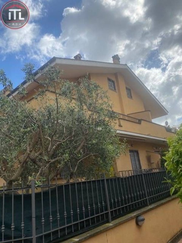 casa indipendente in vendita a Roma in zona Massimina/Casal Lumbroso