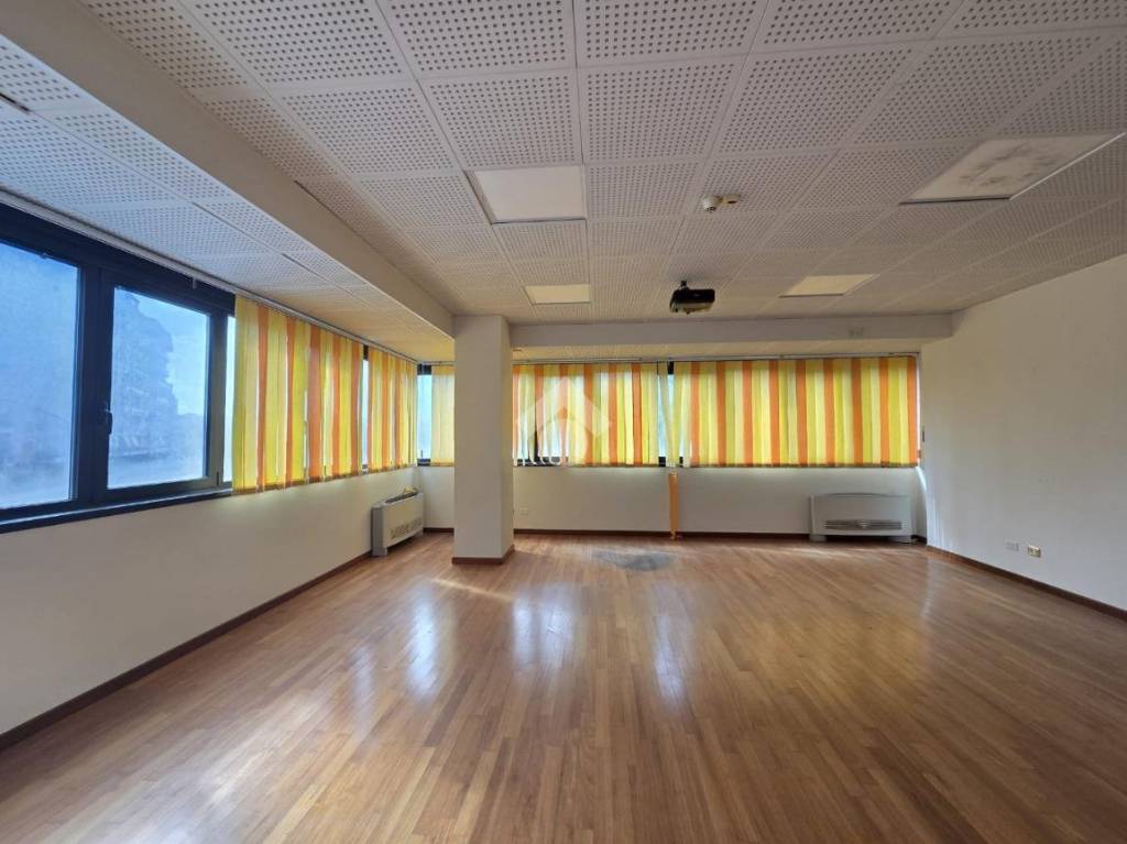 ufficio in vendita a Roma in zona Cinecittà