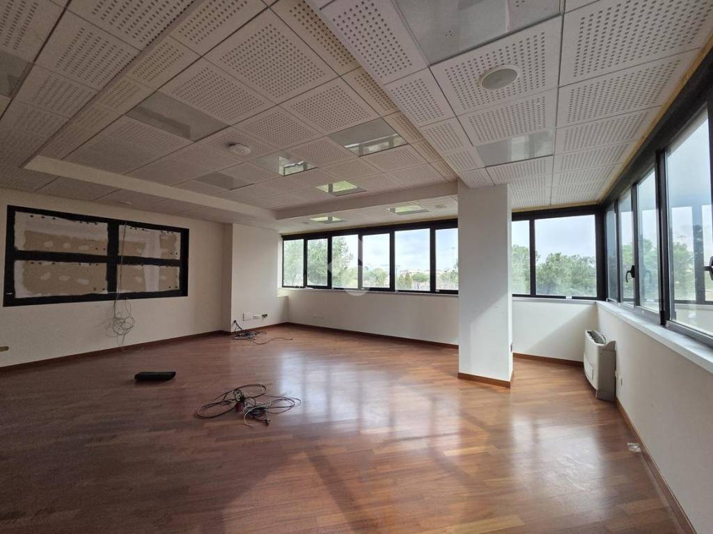 ufficio in vendita a Roma in zona Cinecittà