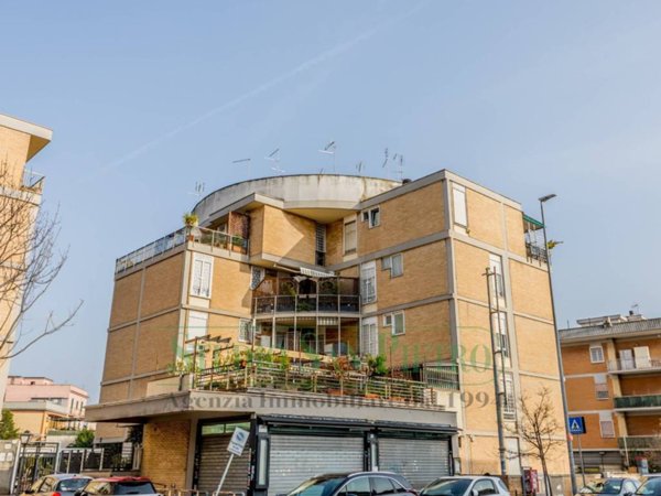 appartamento in vendita a Roma in zona Corviale