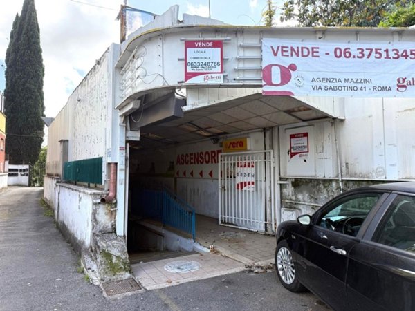 negozio in vendita a Roma in zona Tor di Quinto