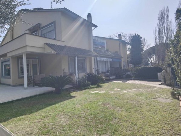 casa indipendente in vendita a Roma in zona Casal Palocco