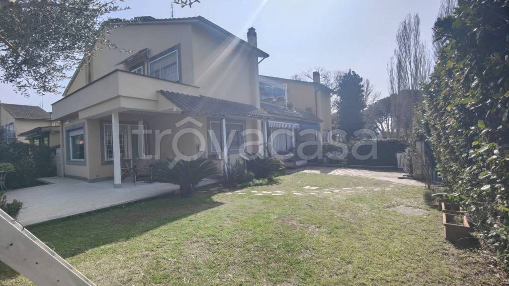 casa indipendente in vendita a Roma in zona Casal Palocco