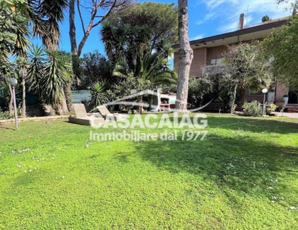 casa indipendente in vendita a Roma in zona Casal Palocco