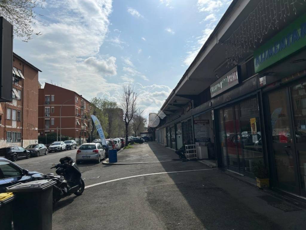 negozio in vendita a Roma in zona Appio Claudio