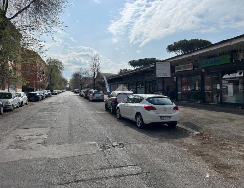 locale commerciale in vendita a Roma in zona Appio Claudio